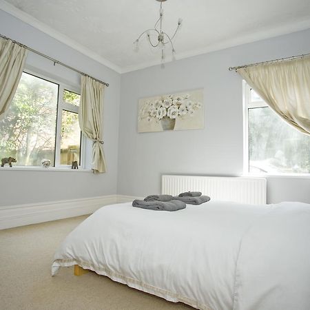 Large 2 Bedroom Apt - Near Beach - Free Parking 본머스 외부 사진