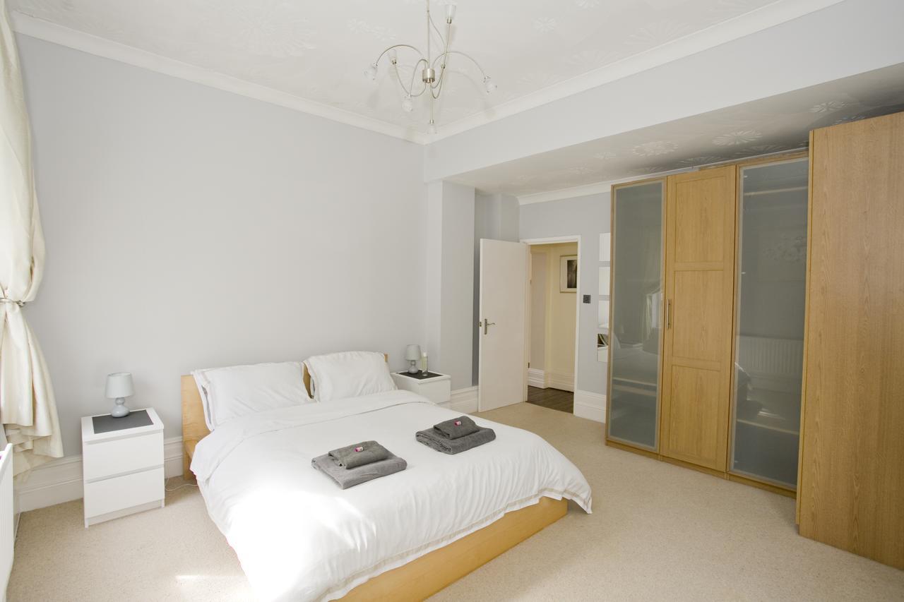 Large 2 Bedroom Apt - Near Beach - Free Parking 본머스 외부 사진