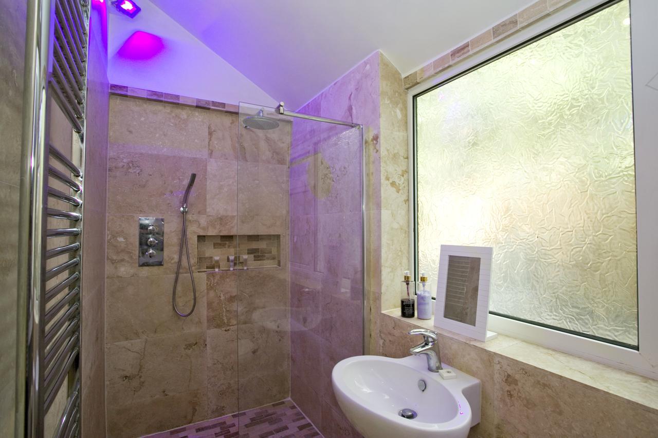 Large 2 Bedroom Apt - Near Beach - Free Parking 본머스 외부 사진