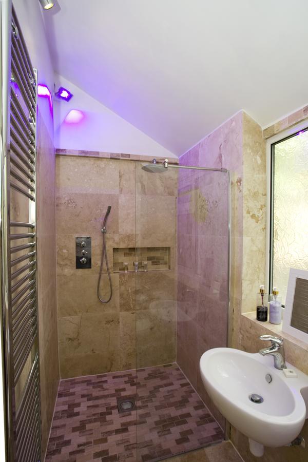 Large 2 Bedroom Apt - Near Beach - Free Parking 본머스 외부 사진